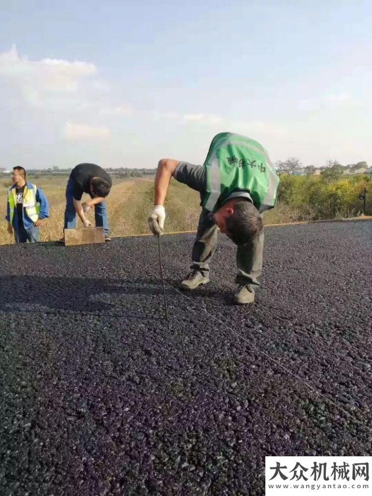 大寬度攤鋪交通設(shè)計(jì)院、陜西路橋、中大機(jī)械強(qiáng)強(qiáng)聯(lián)合誠(chéng)為旬邑至陜甘界高速公路做貢獻(xiàn)中大抗