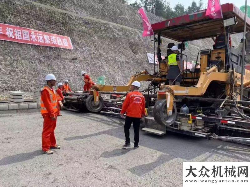 鋪效果展示中大抗離析攤鋪機(jī)助力貴州路橋都安高速水穩(wěn)底基層超大寬度攤鋪日照交