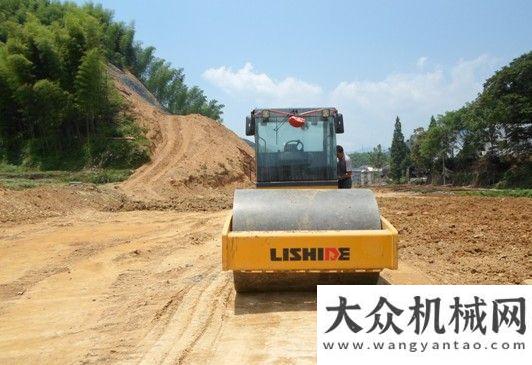 設(shè)貢獻(xiàn)力量力士德壓路機(jī)為杭長高速公路貢獻(xiàn)力量力士德