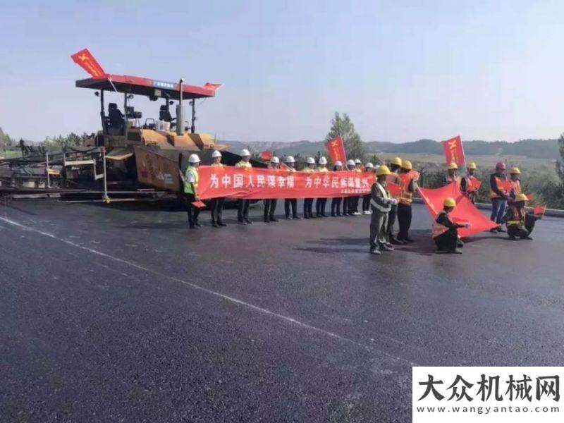 青施工效果中大抗离析摊铺机包茂高速改扩建一字坡、无纵缝，抗离析摊铺献礼国庆中大现