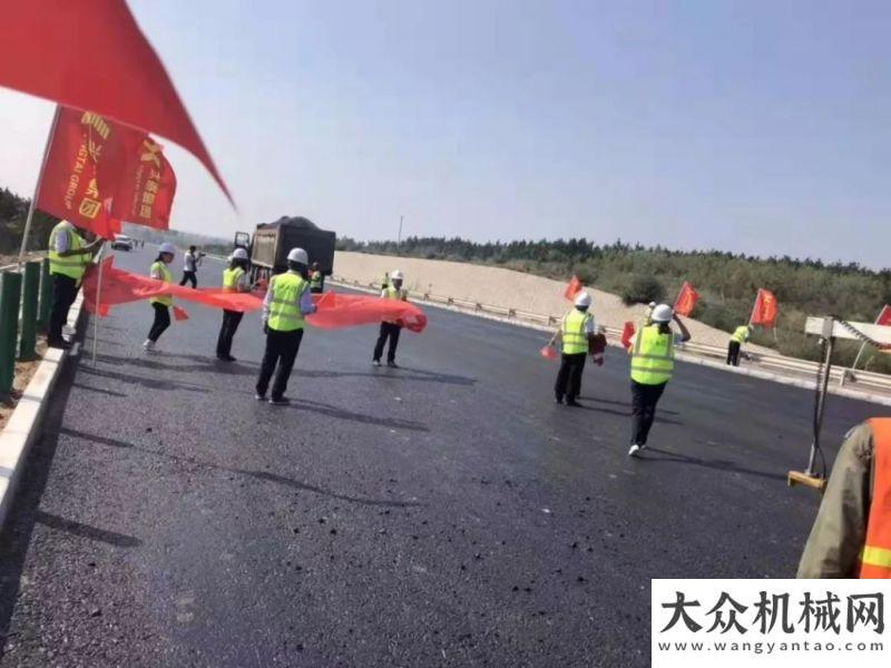 青施工效果中大抗离析摊铺机包茂高速改扩建一字坡、无纵缝，抗离析摊铺献礼国庆中大现