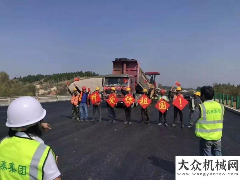 青施工效果中大抗离析摊铺机包茂高速改扩建一字坡、无纵缝，抗离析摊铺献礼国庆中大现