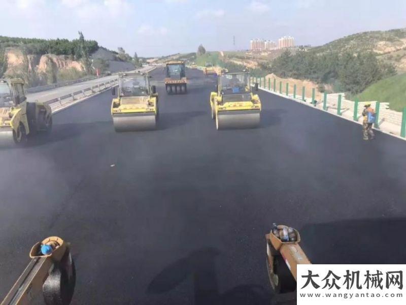 青施工效果中大抗离析摊铺机包茂高速改扩建一字坡、无纵缝，抗离析摊铺献礼国庆中大现