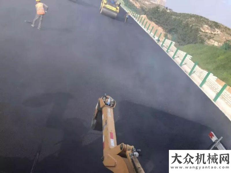 青施工效果中大抗离析摊铺机包茂高速改扩建一字坡、无纵缝，抗离析摊铺献礼国庆中大现