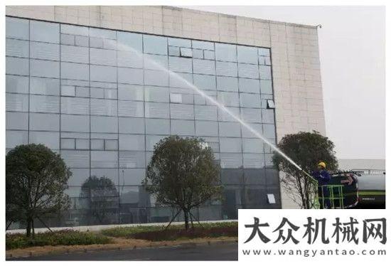 持成就专业新品 | 与同吨位的其他清洗车比较，这款车作业效率提升20%以上！徐工匠