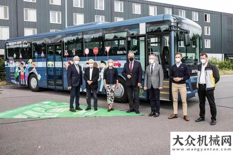 師節(jié)日快樂曼恩道路安全校園行活動再次起航三一重