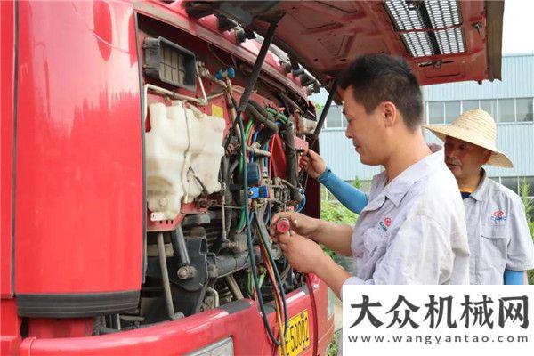 會轉(zhuǎn)播報(bào)道親情服務(wù) 清涼一夏 星馬汽車隨車吊夏季送清涼活動正式啟動駛在東