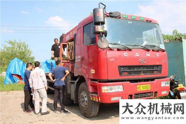 會轉(zhuǎn)播報(bào)道親情服務(wù) 清涼一夏 星馬汽車隨車吊夏季送清涼活動正式啟動駛在東