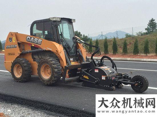 區(qū)清雪實錄凱斯SR250型滑移裝載機助力高速公路隆聲帶凱斯系