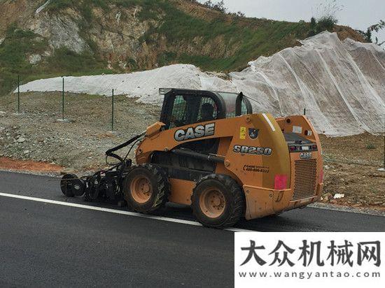 區(qū)清雪實錄凱斯SR250型滑移裝載機助力高速公路隆聲帶凱斯系