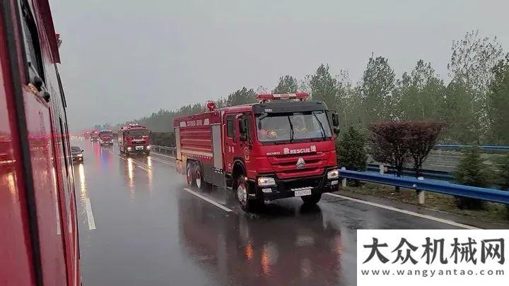 地竣工投產(chǎn)重汽：車輪向河南抗洪搶險(xiǎn)一線駛?cè)ナf不