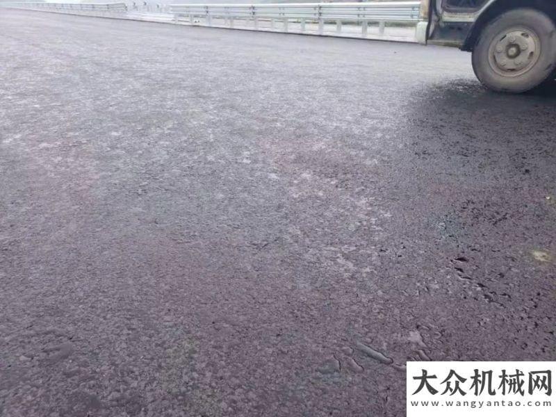 西藏羊拉高速一標(biāo)中面層雨后效果