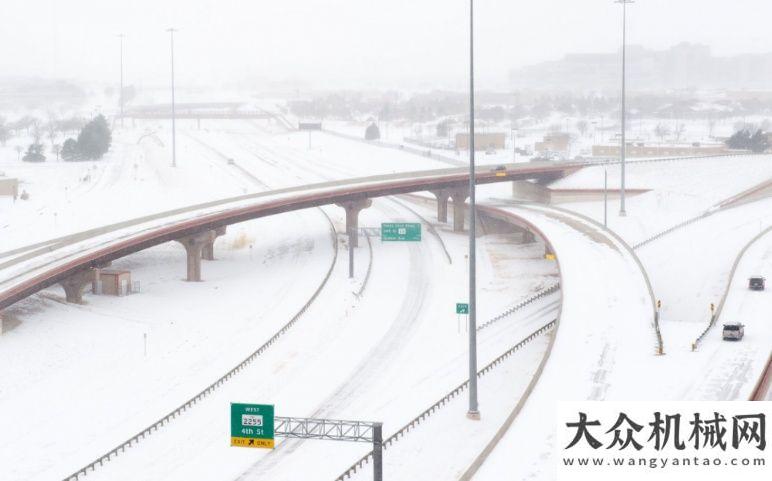 下一場(chǎng)精彩美國(guó)德州暴雪，致敬恪守崗位的山河人晉工機(jī)