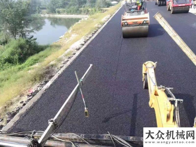 層雨后效果山東文萊高速14標(biāo)AC-25底面層攤鋪，路面均勻度良好西藏羊