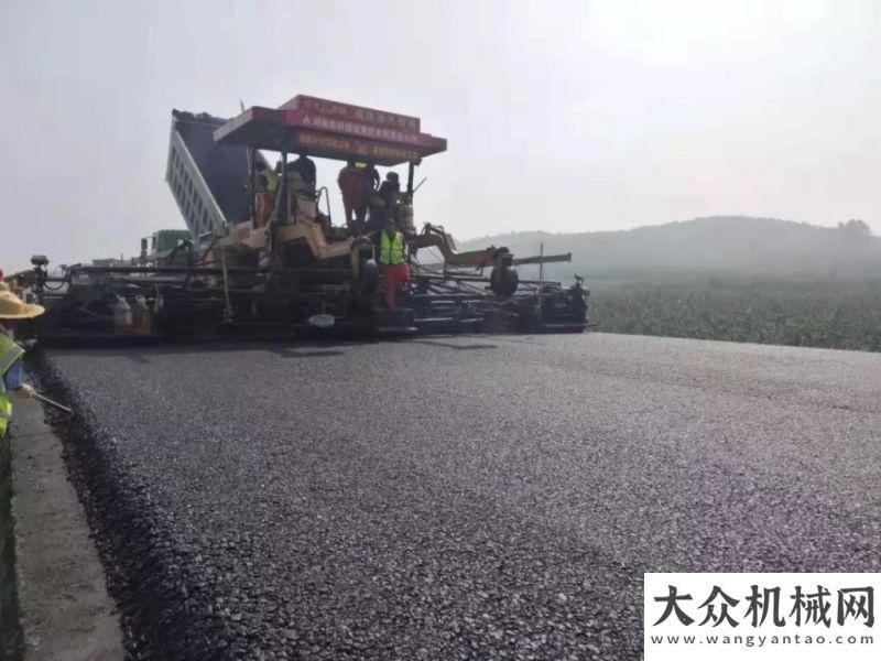 層雨后效果山東文萊高速14標(biāo)AC-25底面層攤鋪，路面均勻度良好西藏羊