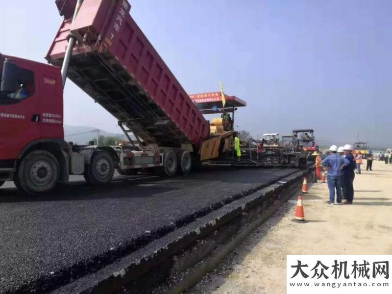 層雨后效果山東文萊高速14標(biāo)AC-25底面層攤鋪，路面均勻度良好西藏羊