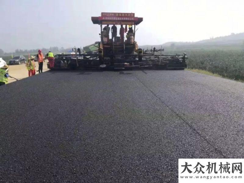 層雨后效果山東文萊高速14標(biāo)AC-25底面層攤鋪，路面均勻度良好西藏羊