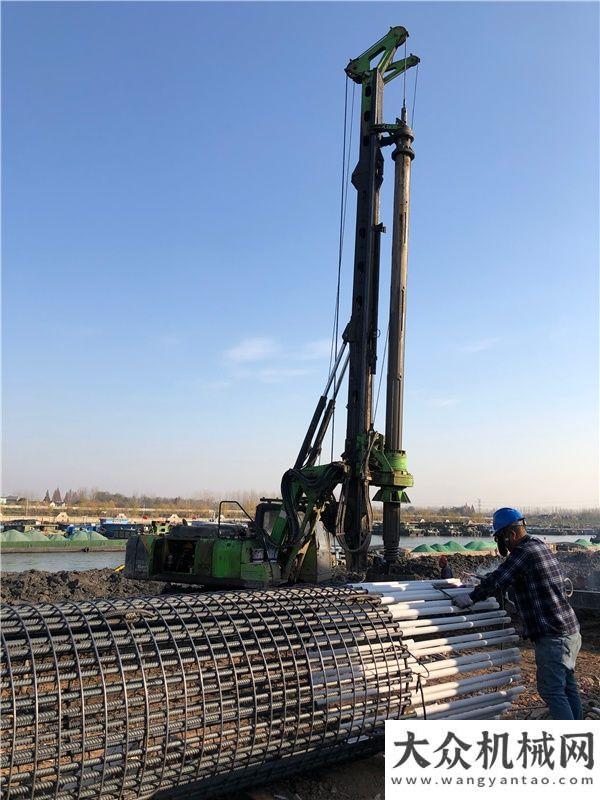 挖掘機(jī)下線泰信機(jī)械助力京杭運(yùn)河施橋船閘航道整治工程喜訊國