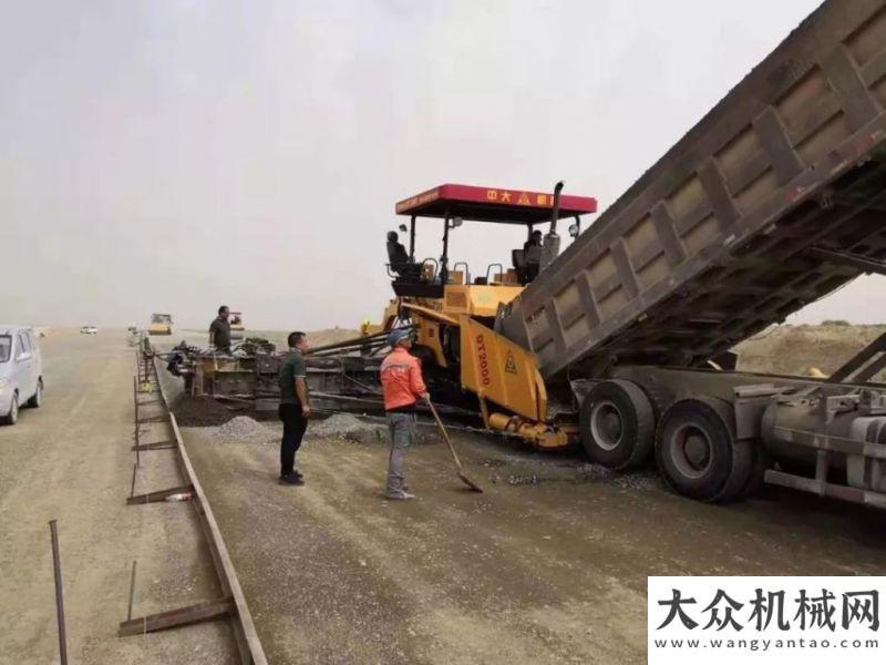 陸河北大地中大機械：“四合一鐵搭擋”巴里坤京新高速水穩(wěn)基層超大厚度一次整體成型攤鋪壓實徐工瀝