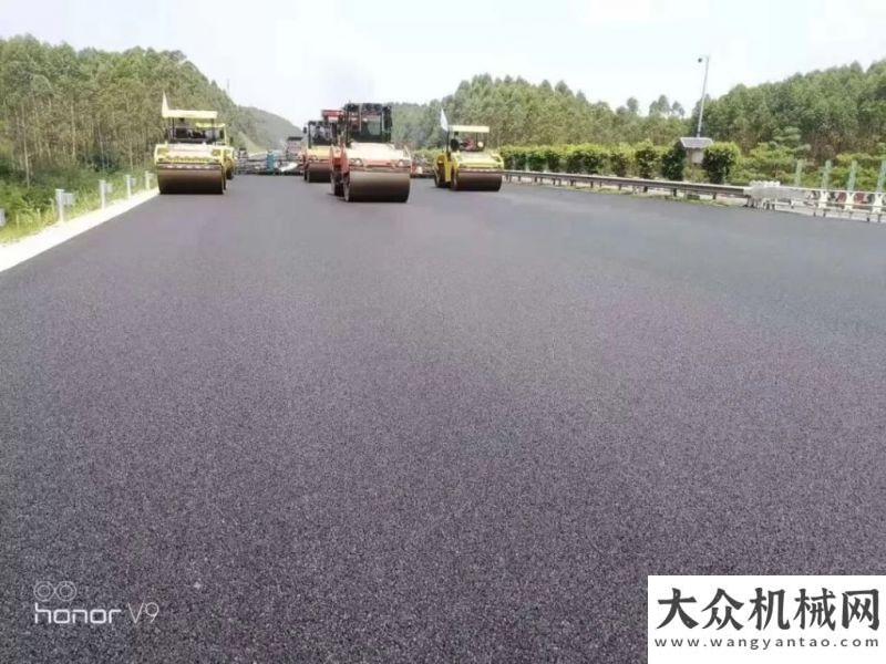 施工做貢獻(xiàn)福建路橋采用中大DT2360攤鋪航母在?南欽防高速單機(jī)全幅18.75米瀝青上面層施工中大四