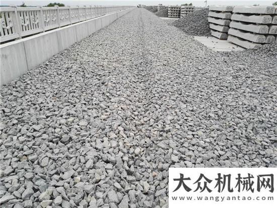 松抓住財富新筑股份鐵路道渣碎石攤鋪機(jī)——有渣軌道攤鋪利器柳工助