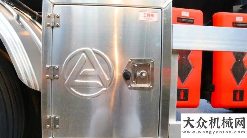 用賽奪冠凌宇汽車：老客戶再回購！帥氣“黑武士”戰(zhàn)力十足徐工工