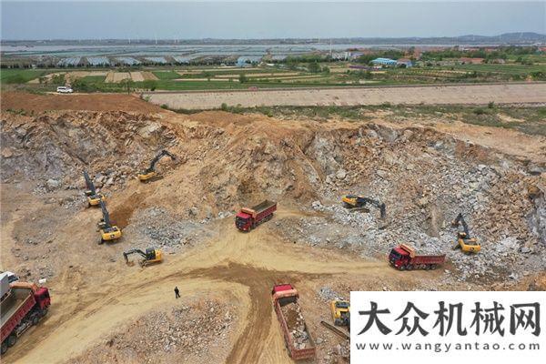 保障知多少約翰迪爾挖掘機太“豪橫”，兩位山東“大佬”被折服！秒懂卡