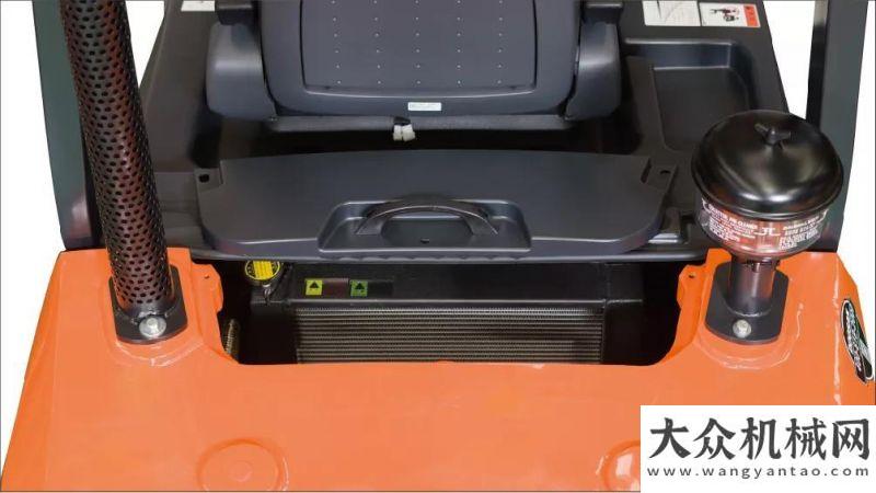 訓(xùn)首日紀(jì)實(shí)斗山叉車新品內(nèi)燃NX叉車震撼上市年力士