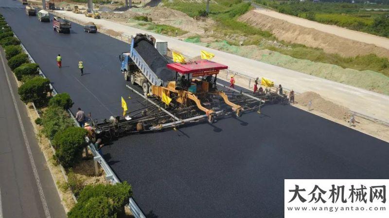 寬面層施工中大機械：平整一致 無縫銜接 ——濟青高速公路改擴建工程施工側(cè)記中大銷