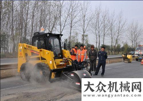 養(yǎng)護更輕松福威重工滑移裝載機助力灌南公路養(yǎng)護凱斯滑