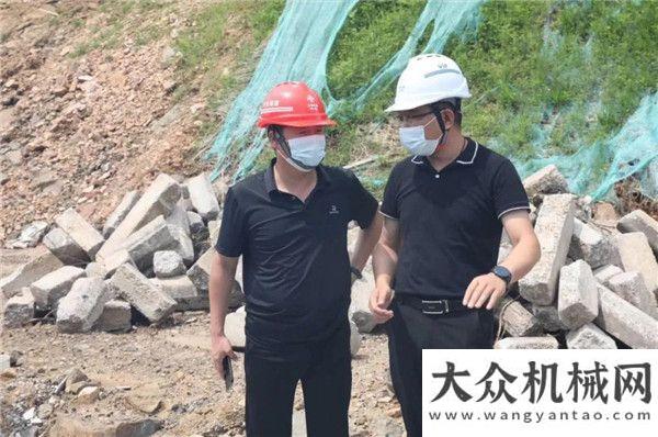 程鹿力同行京雄高速籌建處專家親臨京滬高速四改八施工現(xiàn)場(chǎng)，考察中大抗離析攤鋪機(jī)進(jìn)行的18.75m寬瀝青路面全斷面攤鋪風(fēng)雨兼