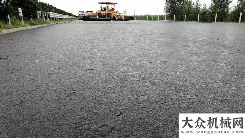 遍大江南北中大機械：雨水驗證攤鋪施工質(zhì)量 質(zhì)量決定路面使用壽命米的價