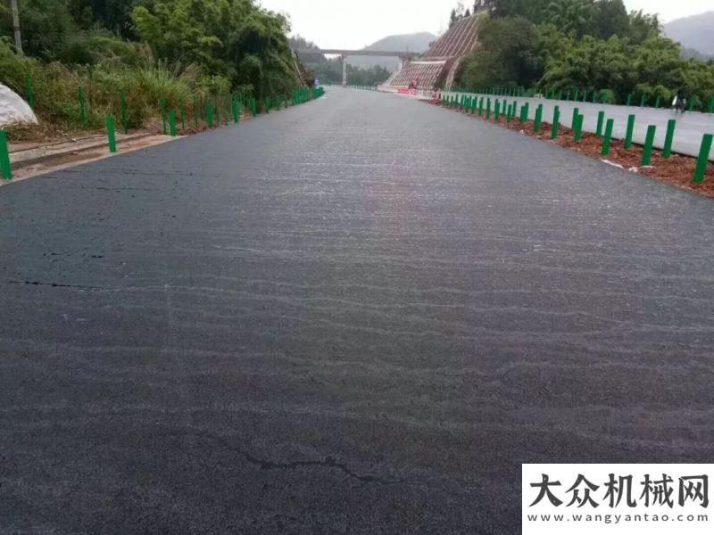 遍大江南北中大機械：雨水驗證攤鋪施工質(zhì)量 質(zhì)量決定路面使用壽命米的價