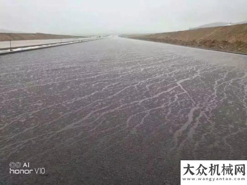 遍大江南北中大機械：雨水驗證攤鋪施工質(zhì)量 質(zhì)量決定路面使用壽命米的價