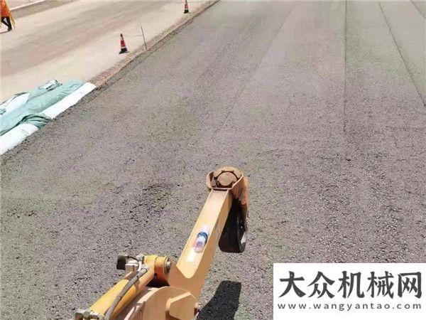 大批量發(fā)車中大機(jī)械：PowerKDT2000抗離析攤鋪機(jī)在云南寧永高速一標(biāo)進(jìn)行水穩(wěn)基層攤鋪凌宇汽