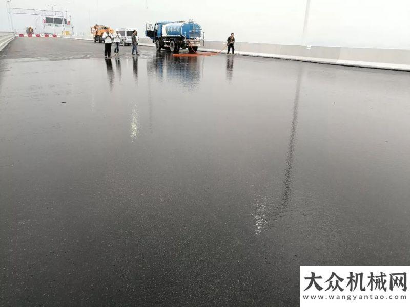 遍大江南北中大機械：雨水驗證攤鋪施工質(zhì)量 質(zhì)量決定路面使用壽命米的價