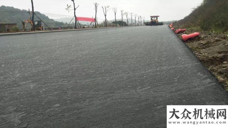 遍大江南北中大機械：雨水驗證攤鋪施工質(zhì)量 質(zhì)量決定路面使用壽命米的價