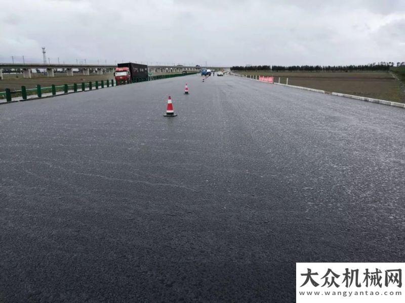 遍大江南北中大機械：雨水驗證攤鋪施工質(zhì)量 質(zhì)量決定路面使用壽命米的價