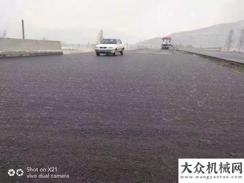 遍大江南北中大機械：雨水驗證攤鋪施工質(zhì)量 質(zhì)量決定路面使用壽命米的價