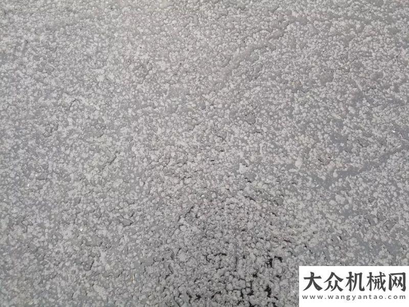 遍大江南北中大機械：雨水驗證攤鋪施工質(zhì)量 質(zhì)量決定路面使用壽命米的價