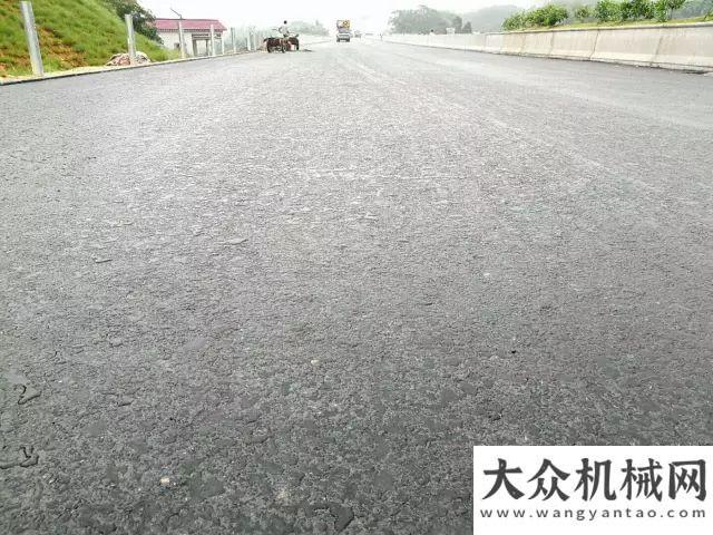 中大機械：雨水驗證·抗離析攤鋪路面效果