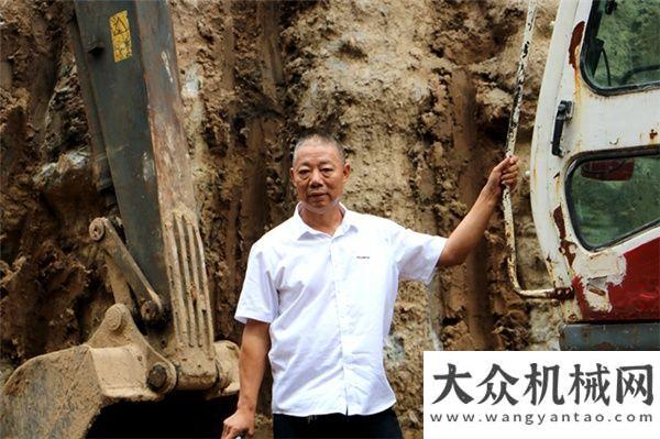 甲澳洲首秀父子三人全開山推挖掘機(jī)，緣何獨愛這一款！破高