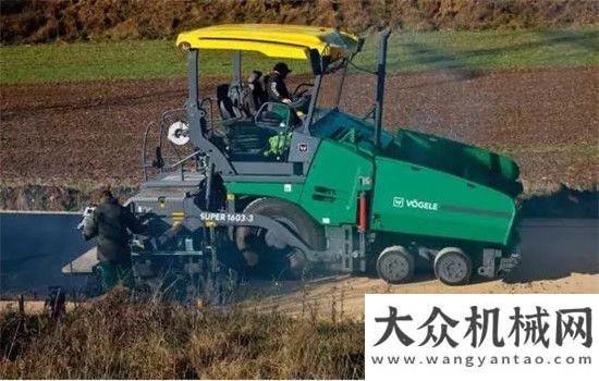 帶式轉(zhuǎn)運(yùn)車福格勒超級1603-3輪式攤鋪機(jī)福格勒