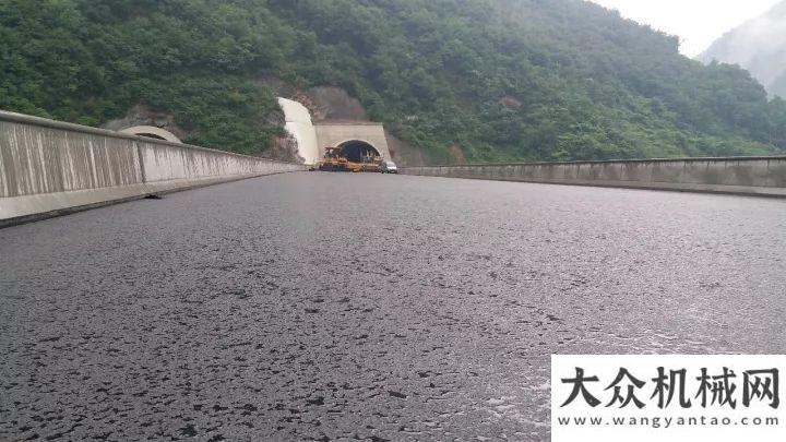 中大機械：雨水驗證·抗離析攤鋪路面效果