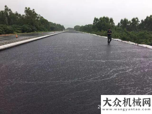 中大機械：雨水驗證·抗離析攤鋪路面效果