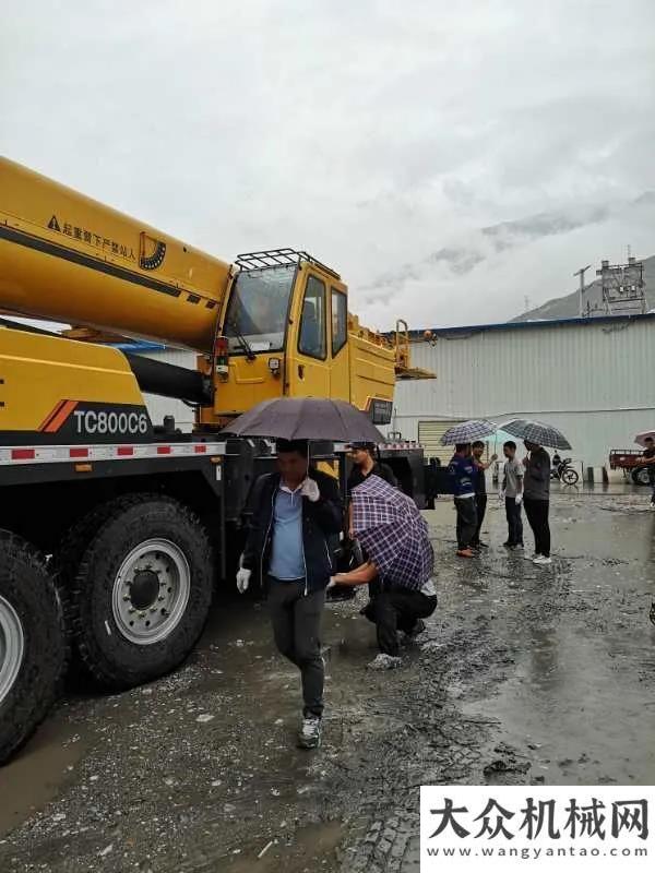 門學(xué)子圓夢(mèng)冒雨試車！這幾款柳工設(shè)備怎么就這么火！中聯(lián)重