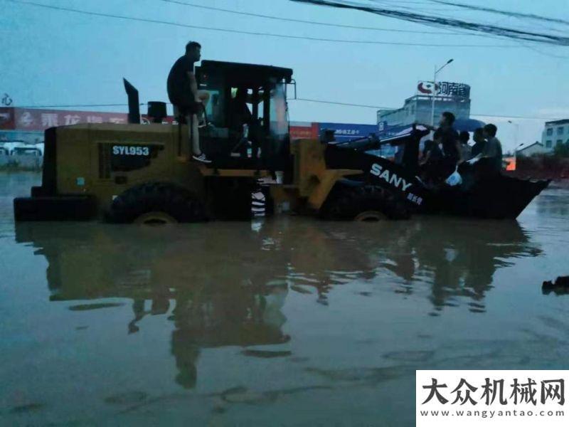 南抗洪救災(zāi)河南遭遇洪災(zāi) 鄭州金湘元抗洪搶險突擊隊沖鋒在前風(fēng)雨同