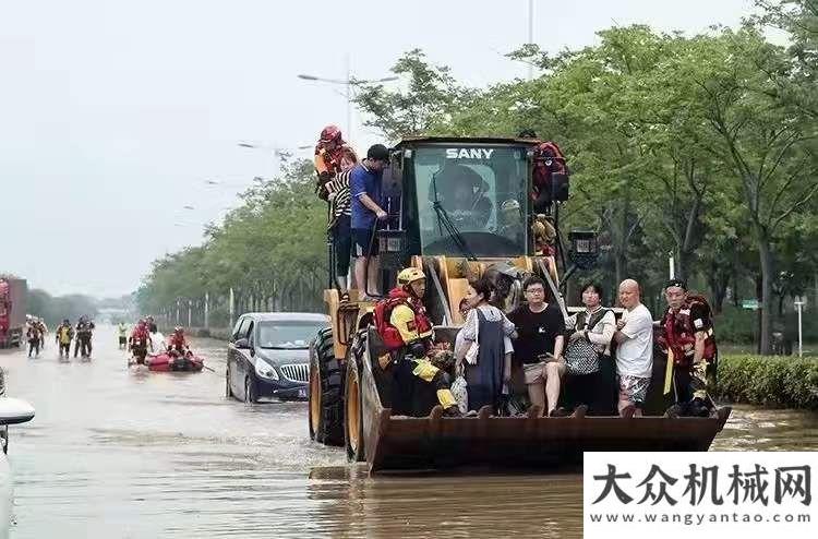 南抗洪救災(zāi)河南遭遇洪災(zāi) 鄭州金湘元抗洪搶險突擊隊沖鋒在前風(fēng)雨同