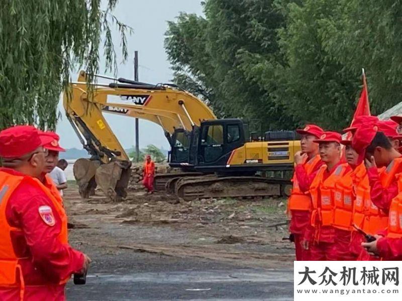 南抗洪救災(zāi)河南遭遇洪災(zāi) 鄭州金湘元抗洪搶險突擊隊沖鋒在前風(fēng)雨同