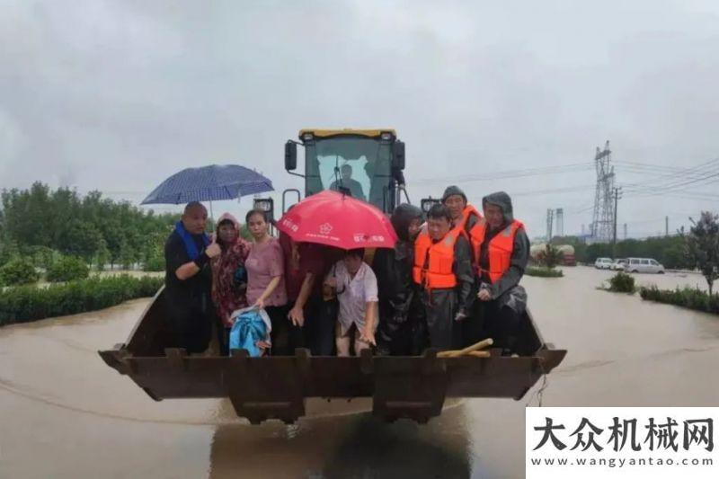 世界的三一沖在河南暴雨? 雨? 中的盧總，徐工為你點(diǎn)贊！世界的